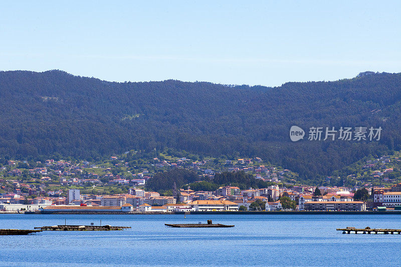 背景中的里亚de Pontevedra, bateas和Marín村，位于西班牙加利西亚的Pontevedra省Rías Baixas。